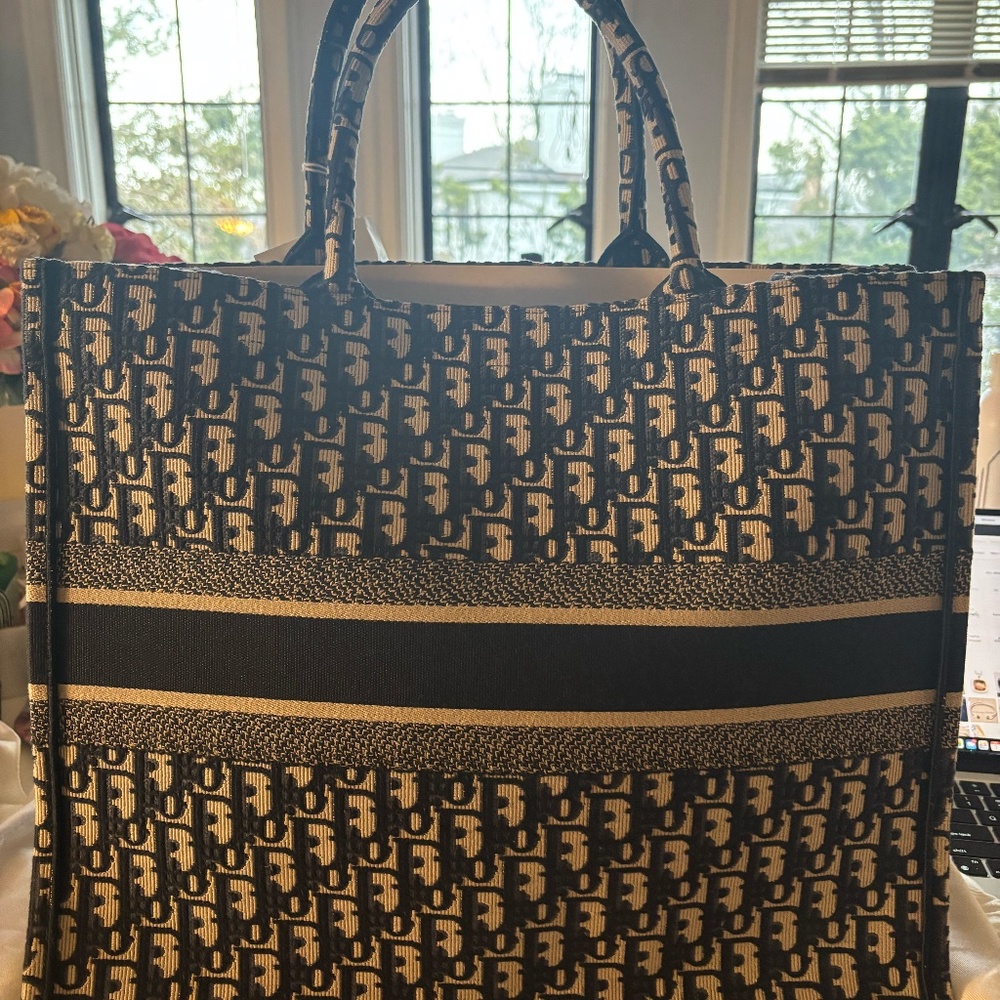 LARGE DIOR TOTE BOOK - Picture 4 of 6